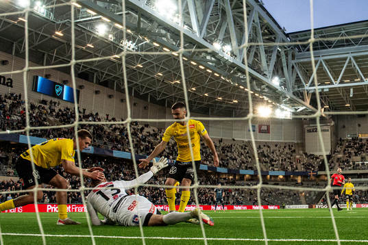 Mjällbys målvakt Carl-Johan Eriksson jublar med