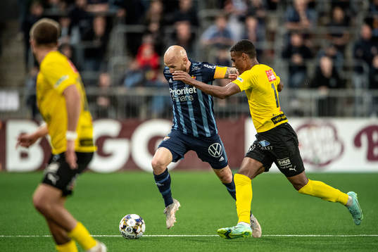 Djurgårdens Magnus Eriksson och Mjällbys Amin Sarr
