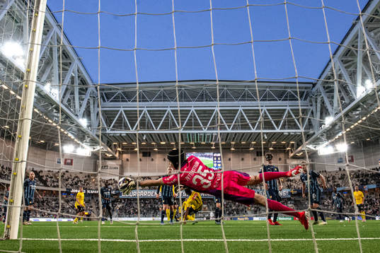 Djurgårdens målvakt Jacob Widell Zetterström med en