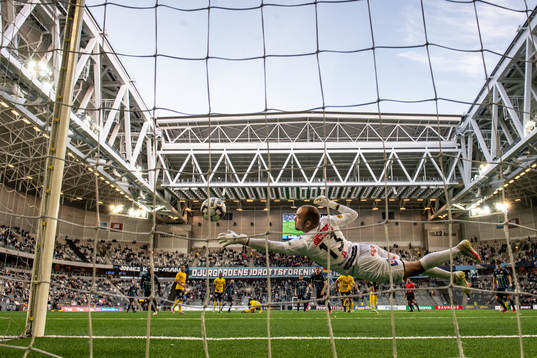 Mjällbys målvakt Carl-Johan Eriksson med en räddning
