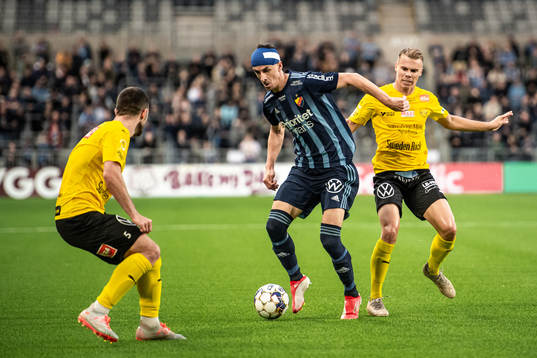 Djurgårdens Haris Radetinac och Mjällbys Elias Andersson