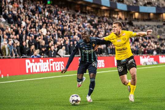 Djurgårdens Edward Chilufya och Mjällbys Ivan Kricak