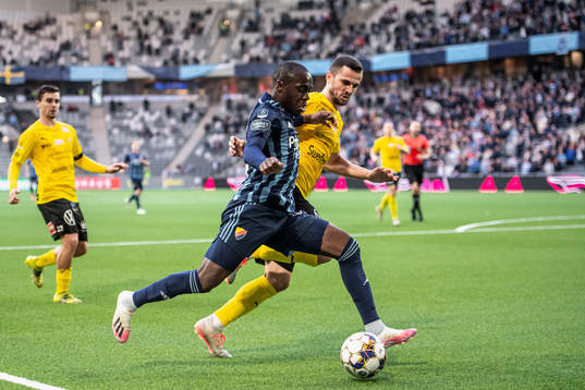 Djurgårdens Edward Chilufya och Mjällbys Ivan Kricak