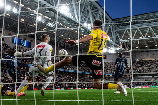 Mjällbys målvakt Carl-Johan Eriksson räddar läge från