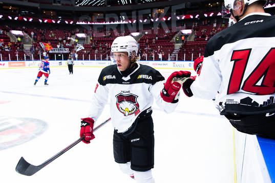 Malmö Redhawks Marcus Sylvegård jublar med lagkamrater