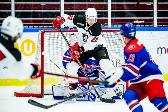Malmö Redhawks Lars Bryggman mot Oskarshamns målvakt Joe