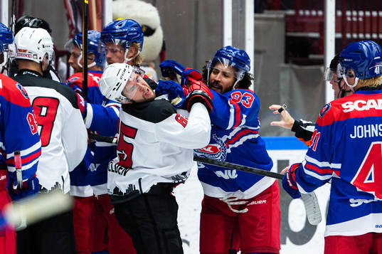 Malmö Redhawks Alexander Molldén och Oskarshamns Cameron