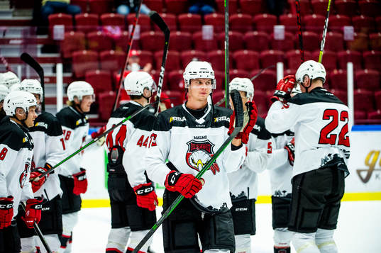 Malmö Redhawks Adam Ollas Mattsson jublar med