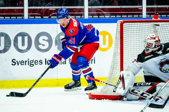 Oskarshamns Johan Johnsson mot Malmö Redhawks målvakt