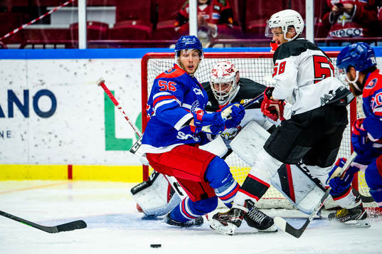 Oskarshamns Robin Norell mot Malmö Redhawks målvakt