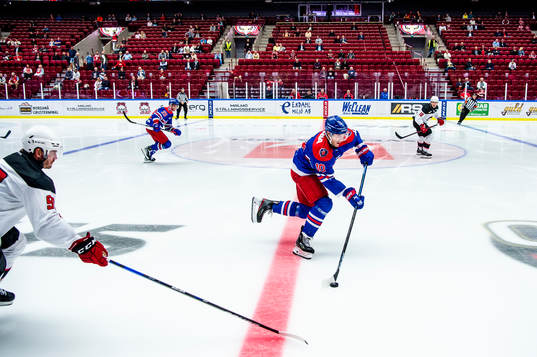 Oskarshamns Dale Weise mot Malmö Redhawks Lance Bouma