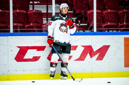 Malmö Redhawks Lance Bouma värmer upp innan