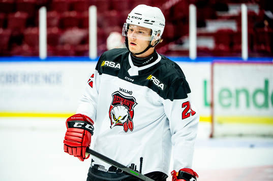 Malmö Redhawks Eric Engstrand värmer upp innan