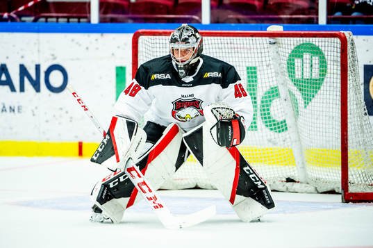 Malmö Redhawks målvakt Louis Ingvordsen  värmer upp