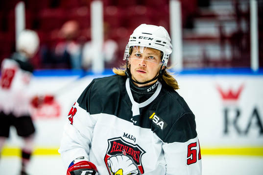 Malmö Redhawks Dennis Svensson värmer upp innan