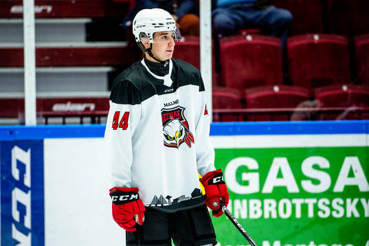 Malmö Redhawks Carl-Johan Sälle värmer upp innan