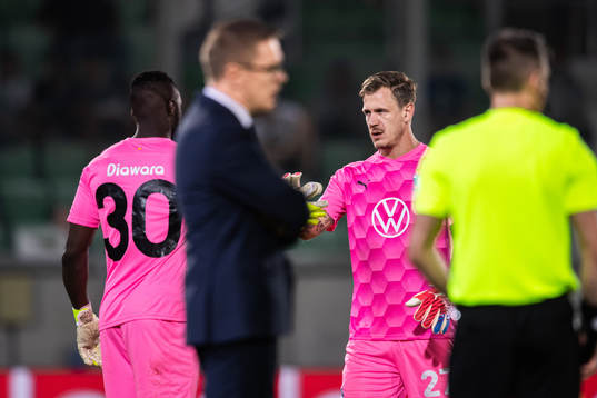 Goalkeeper Ismael Diawara change with goalkeeper Johan