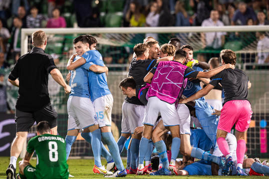 Anel Ahmedhodzic of Malmö FF celebrate with teammates