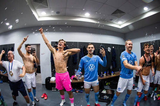 Antonio Colak, goalkeeper Melker Ellborg, Veljko