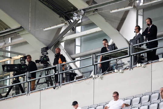 Fotografer och kommentatorer från Discovery+ på läktaren