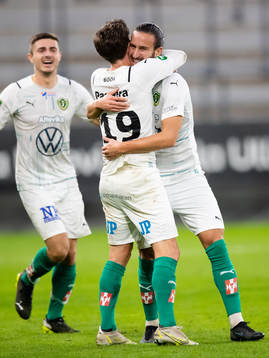 Jönköpings Robin Book jublar ihop med Edin Hamidovic