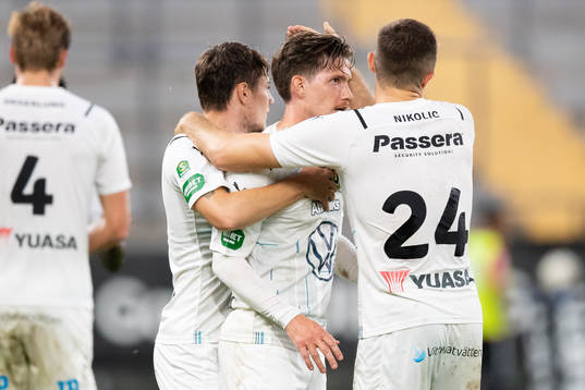 Jönköpings Robin Book jublar med lagkamrater