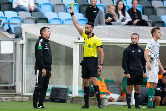 GAIS tränare Stefan Jacobsson får en varning av domare