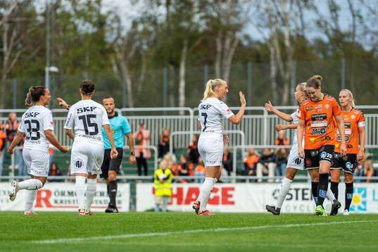 Häckens Stina Blackstenius jublar