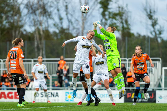 Häckens Filippa Curmark och Kristianstads målvakt Brett