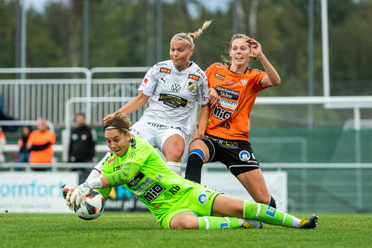 Kristianstads målvakt Brett Maron och Amanda Edgren mot
