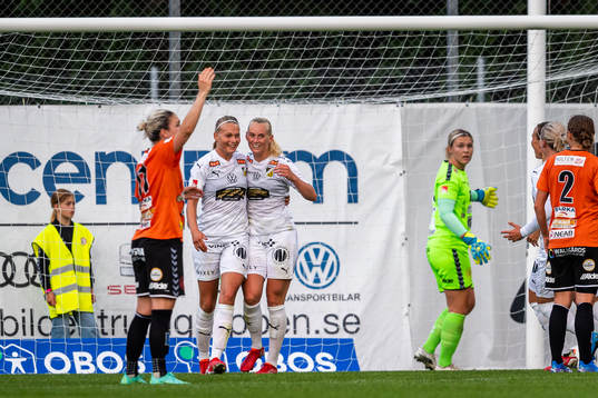 Häckens Stine Larsen och Stina Blackstenius jublar