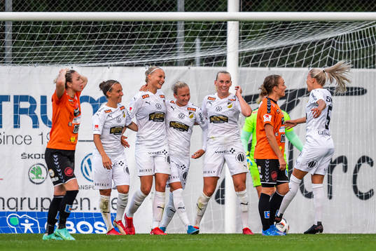 Häckens spelare jublar