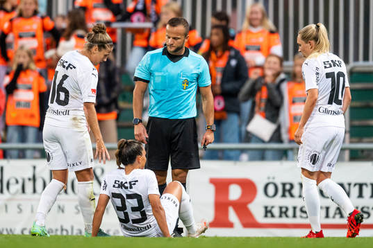 Domare Rinon Hasani tittar till Häckens Johanna Rytting