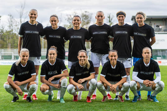 Häckens spelare ställer upp för en lagbild