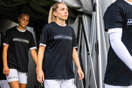 Häckens Elin Rubensson gör entré till fotbollsmatchen i