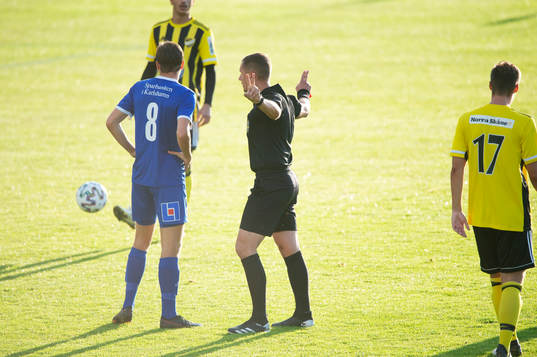 Domaren agerar i matchen i div. 2 Södra Götaland mellan