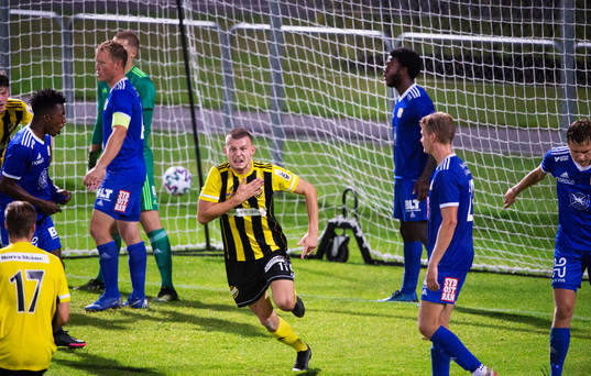 IFK Hässleholms Ivan Danielsson Andanovski  jublar över