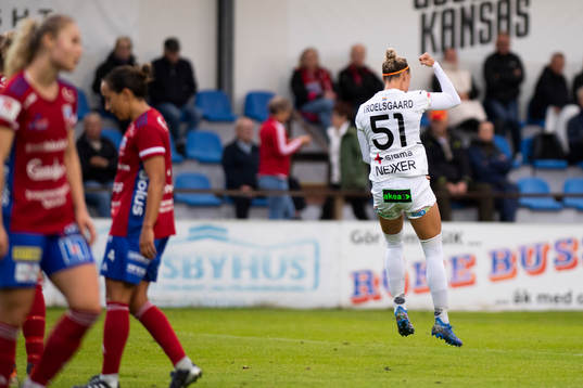 Rosengårds Sanne Troelsgaard jublar efter0-2 målet