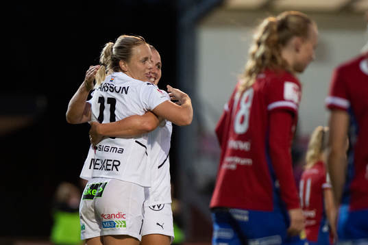 Rosengårds Mimmi Larsson och Gudrun Arnardottir jublar