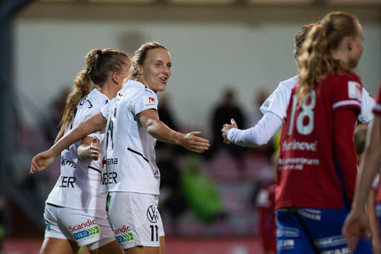 Rosengårds Mimmi Larsson och Gudrun Arnardottir jublar