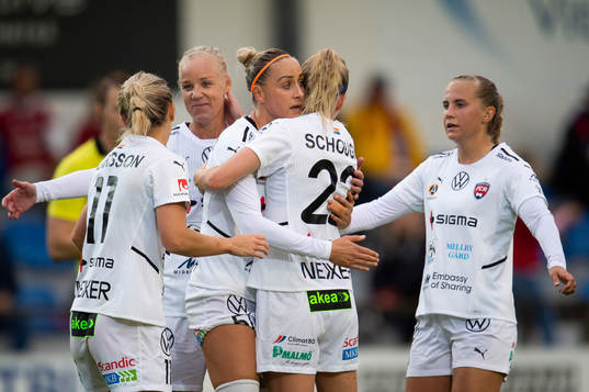 Rosengårds Sanne Troelsgaard och Olivia Schough jublar