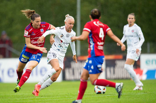 Rosengårds Caroline Seger jagas av Vittsjös Clara