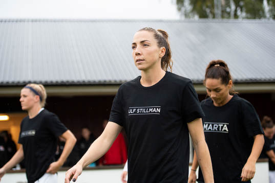 Vittsjös Clara Markstedt vgör entré till fotbollsmatchen