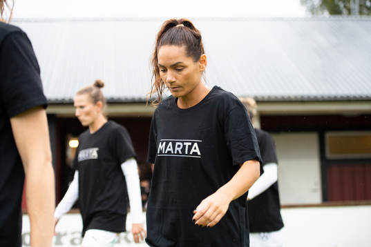Vittsjös lisabet Klinga gör entré till fotbollsmatchen i