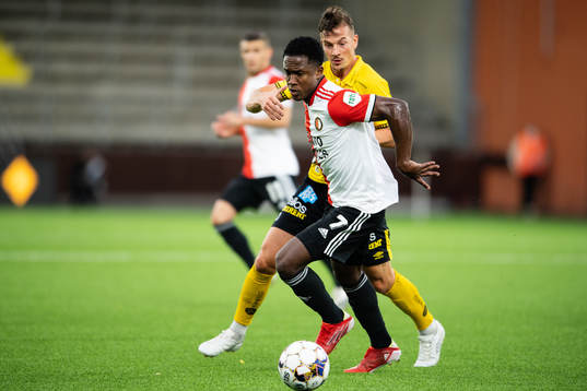 Luis Sinisterra of Feyenoord and Simon Olsson of Elfsborg