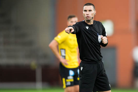 Referee Georgi Kabakov