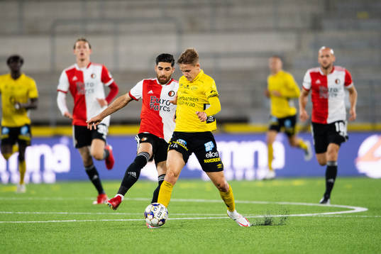 Jacob Ondrejka of Elfsborg and Alireza Jahanbakhsh of