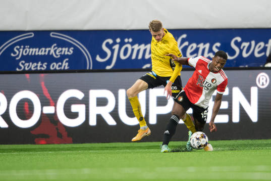 Alexander Bernhadsson of Elfsborg and Tyrell Malacia of