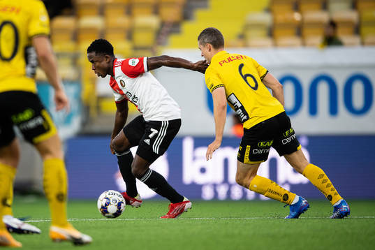 Luis Sinisterra of Feyenoord and André Rømer of Elfsborg
