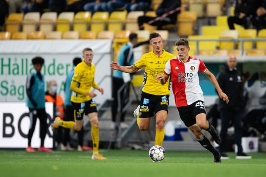 Simon Olsson of Elfsborg and Guus Til of Feyenoord